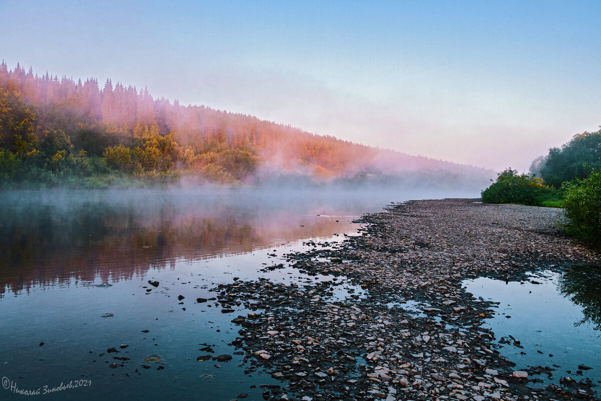 Лист плывёт по течению реки фото утро Тайга