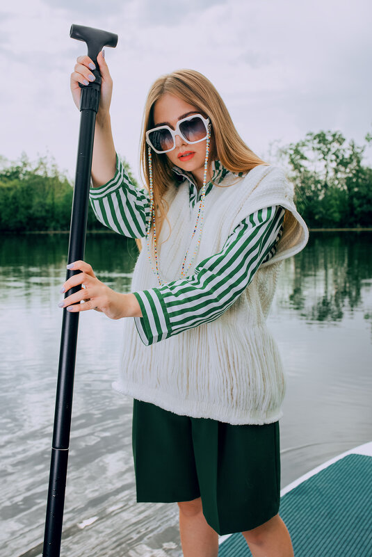 Девушка в стильной дизайнерской одежде плывет по реке на сапборде на рассвете - Lenar Abdrakhmanov
