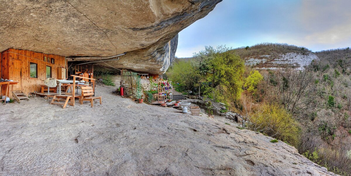 Уютное спокойствие в пещерном монастыре святого Великомученика Фёдора Стратилата - Константин 