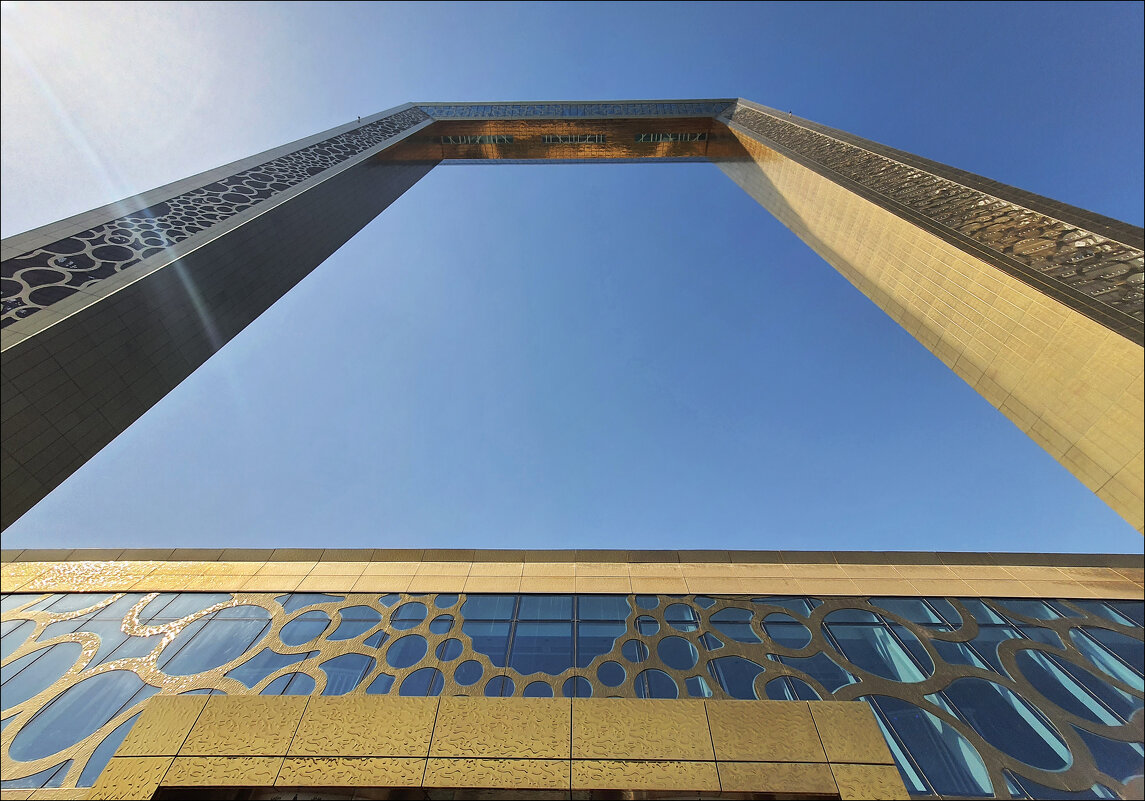 Золотая рамка Дубая (Dubai frame) - Валерий Готлиб