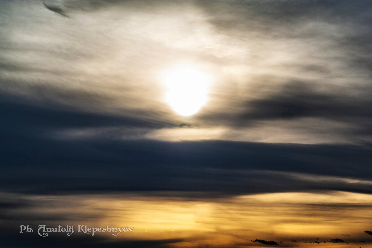 Сентябрьское солнце за серой пеленой.    (Снято на Canon EOS 350d и объектив Гелиос 44-2) - Анатолий Клепешнёв