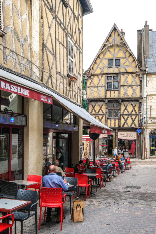 Кафе в старом центре г. Бруж (Bourges) - Георгий А