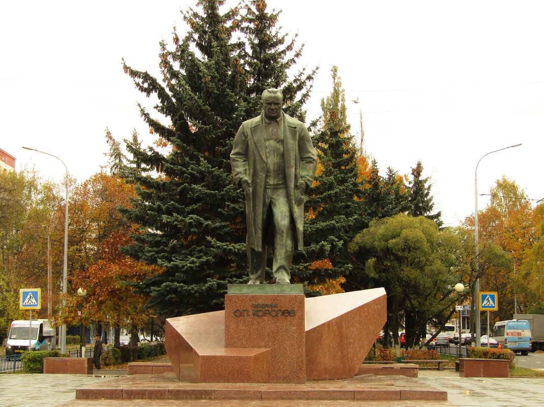 Памятник С.П.Королеву в г.Королеве - Александр 