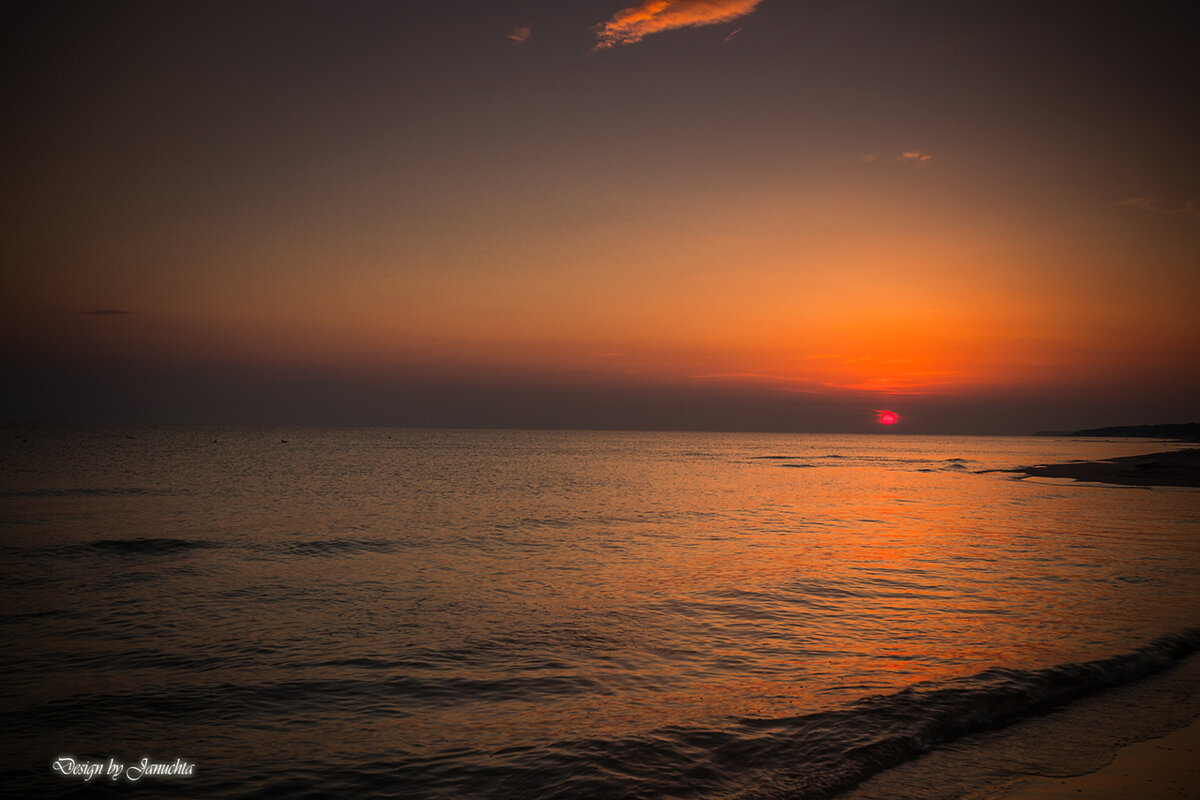 Wschód słońca na plaży - Janusz Wrzesień