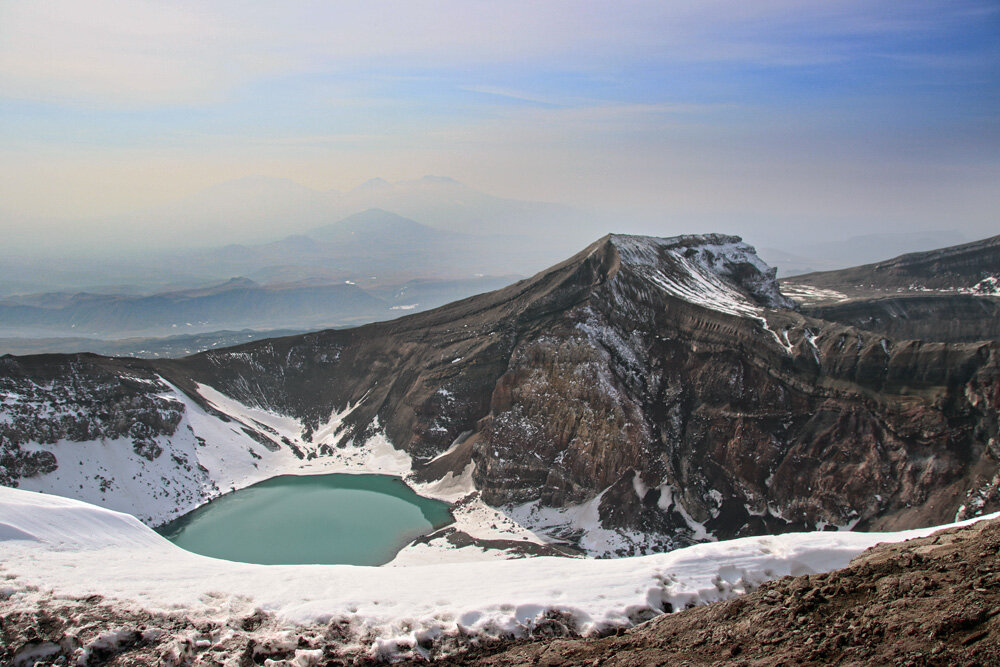 Озеро в кратере вулкана Горелый - Галина Ильясова