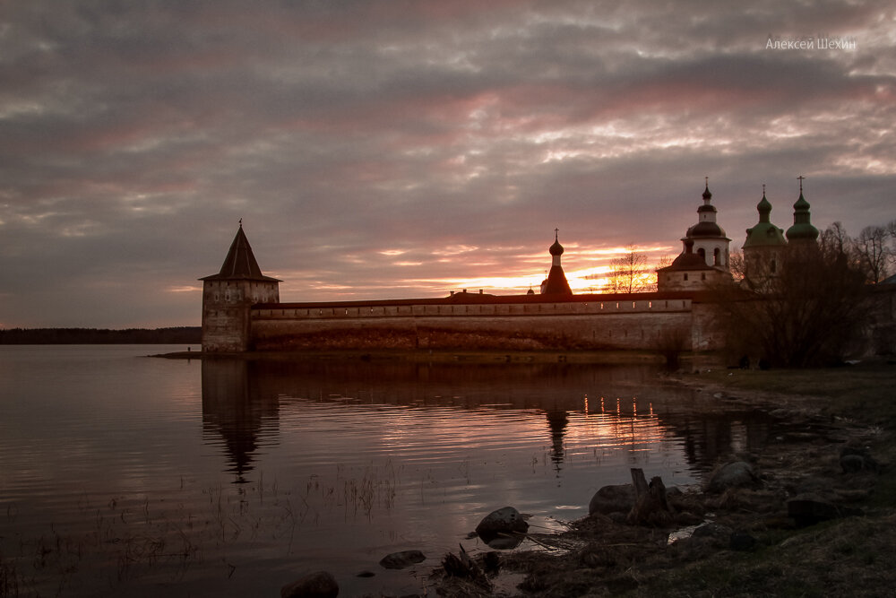 Кирило-Белозерский монастырь в закатном солнце - Алексей Шехин