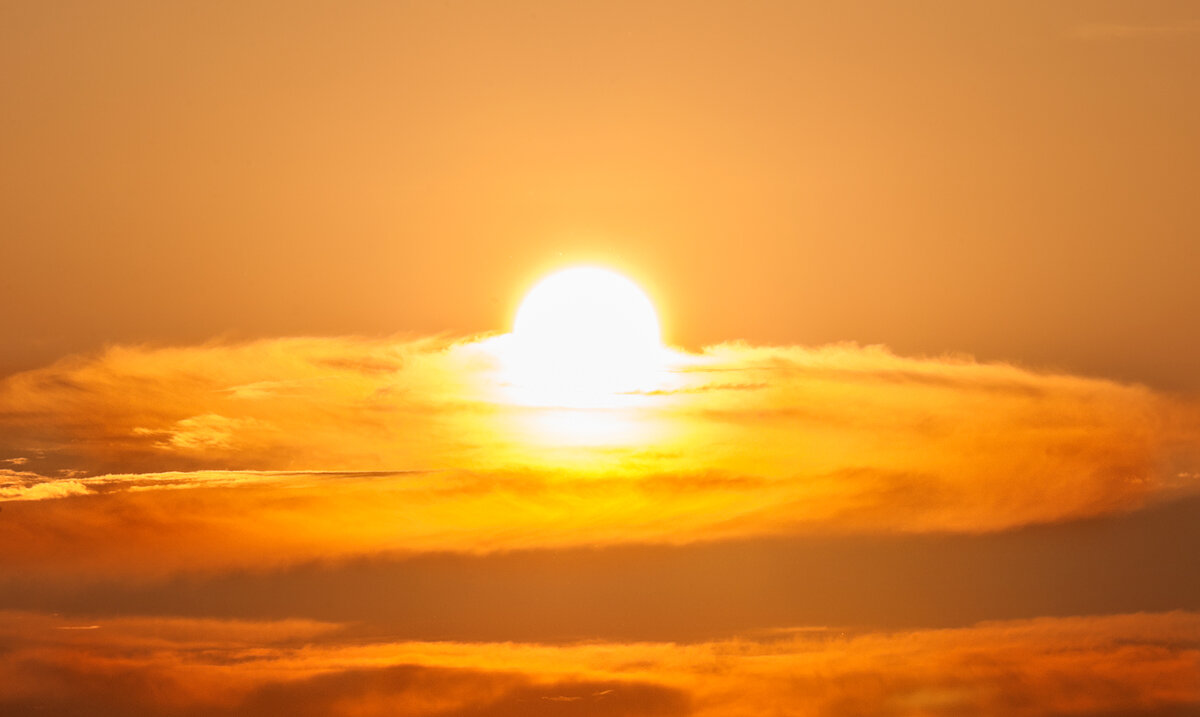 Летнее солнце словно лежит на тарелке из облака - Анатолий Клепешнёв