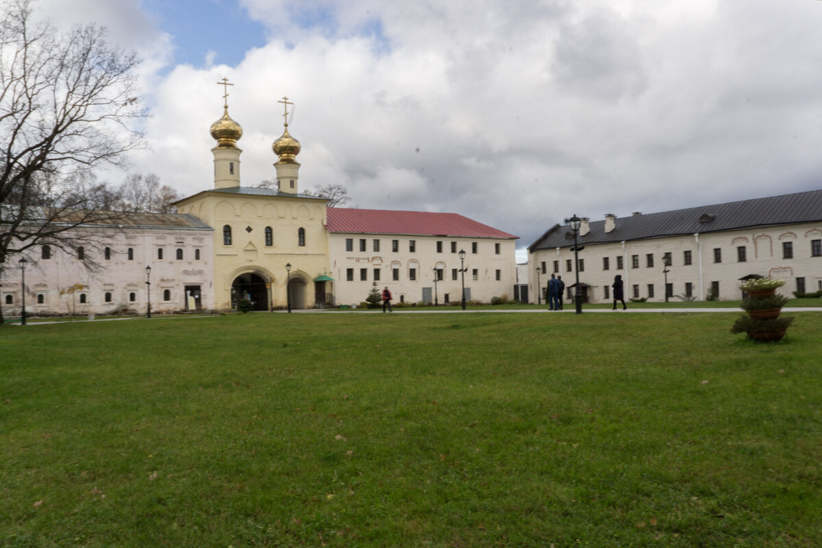 Монастырский двор - Ирина Соловьёва