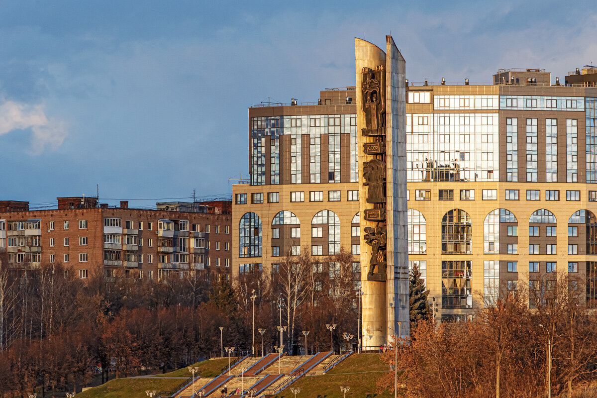 Монумент дружбы народов в городе Ижевске - Леонид Никитин