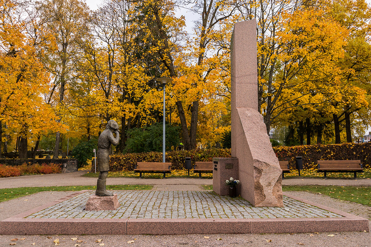 Памятник плачущему мальчику - Ирина Соловьёва