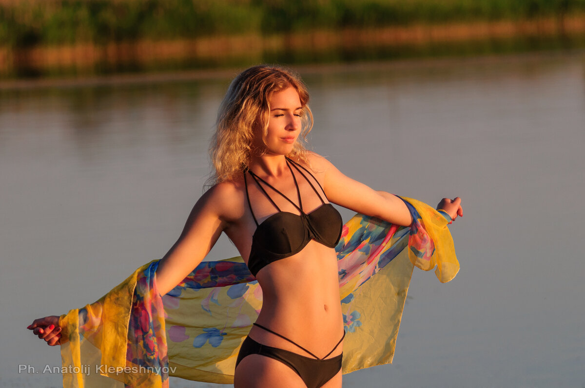 Портрет девушки в лучах закатного солнца - Анатолий Клепешнёв