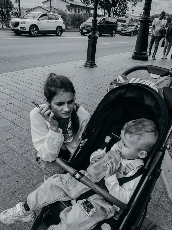 Девушка с ребенком - Мария Рува 
