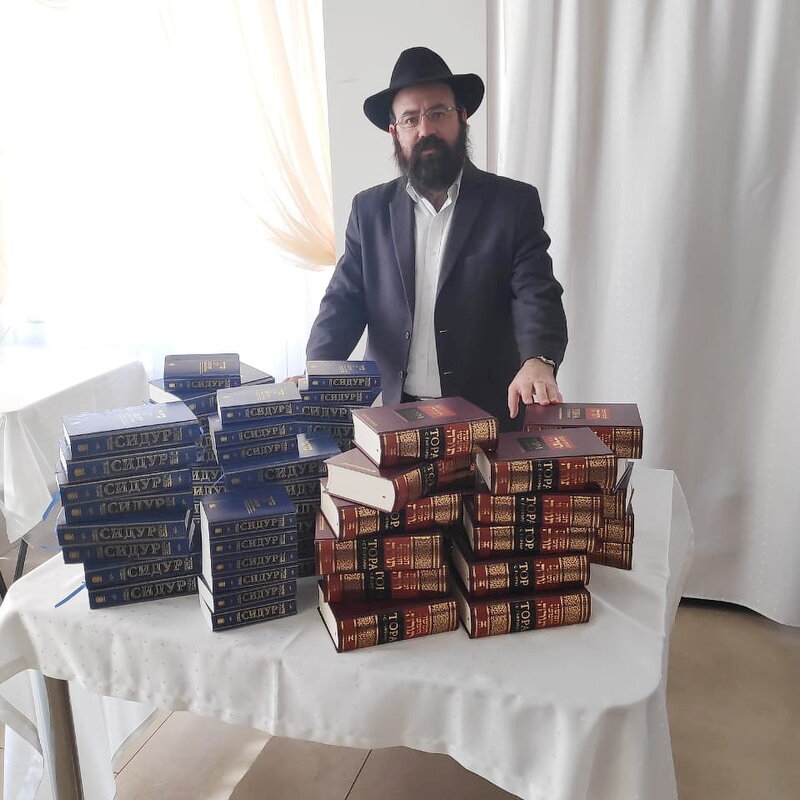 Раввин раздает  священную книгу всех иудеев Тору - Борис 