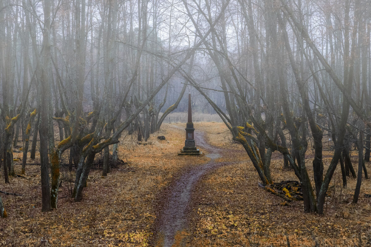 С обелиском - Александр 