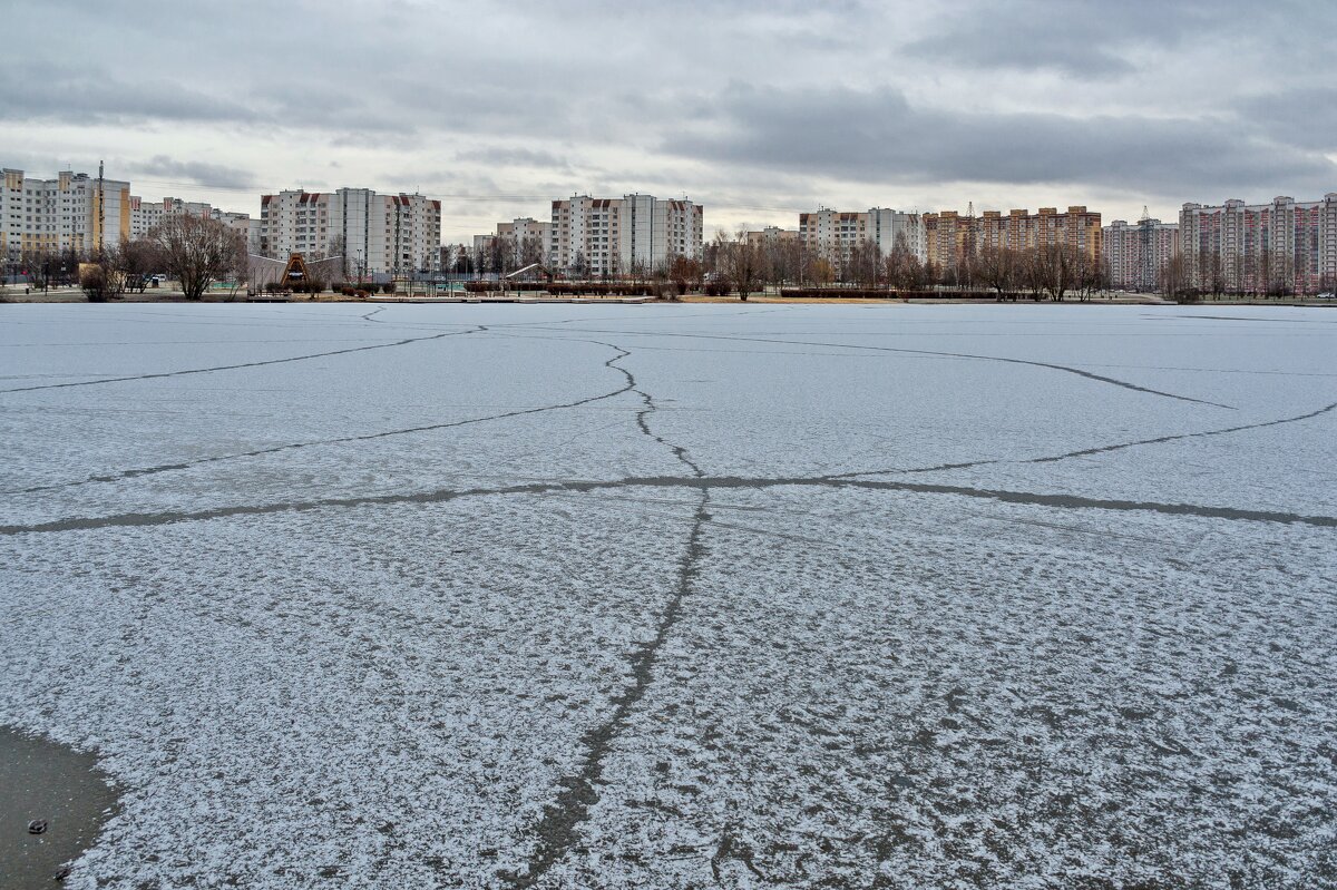 Осень поздняя несёт первый снег и первый лёд - Валерий Иванович