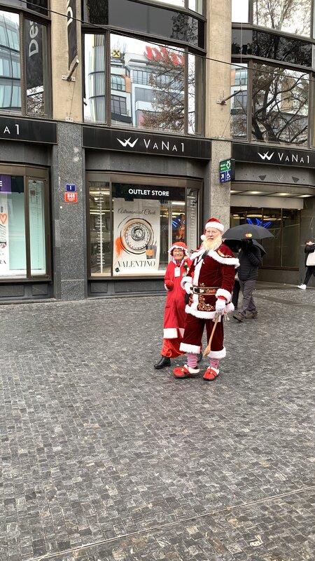 Санта Клаус с женой на улицах Праги - Tatiana Kretova