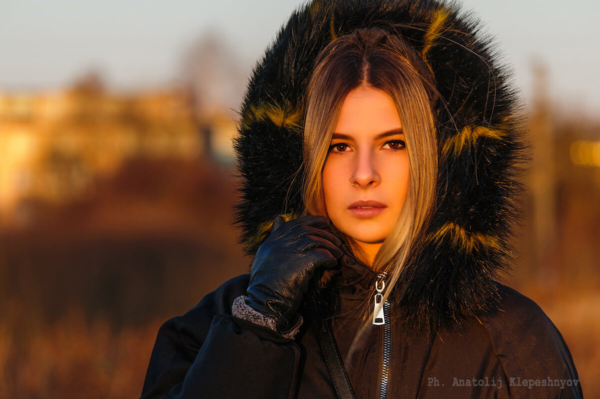 Осенний портрет девушки на закате дня - Анатолий Клепешнёв