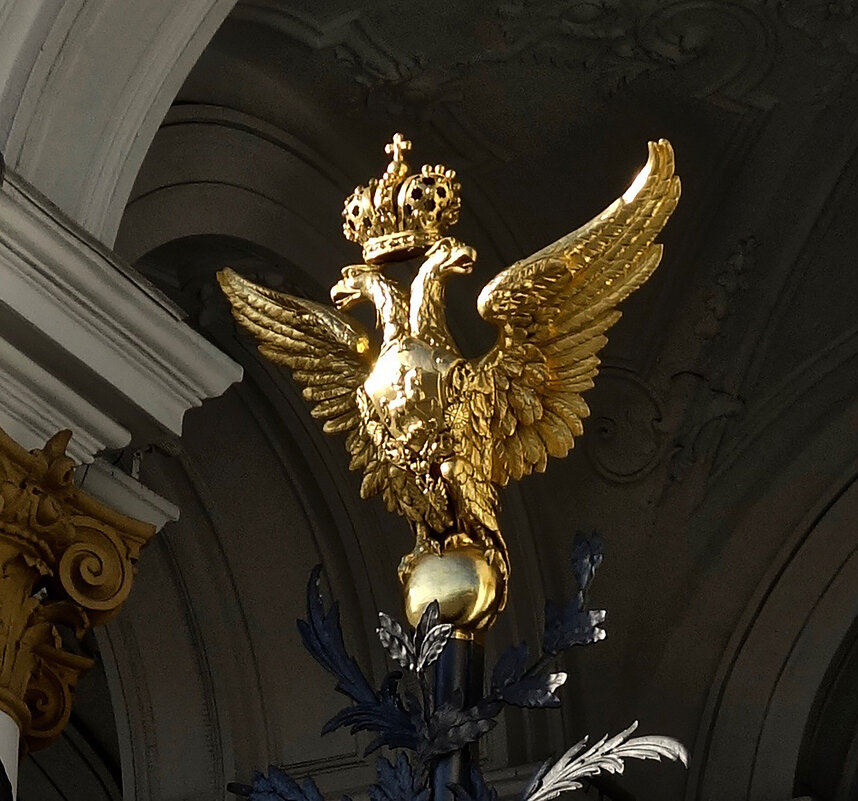 орёл на воротах в Зимний Дворец - Елена 