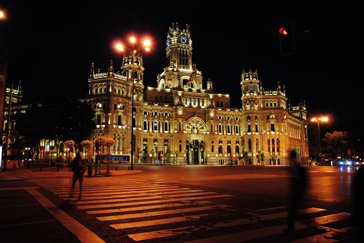 Дворец связи Palacio de Comunicaciones (Испания, Мадрид) ночью - azambuja 