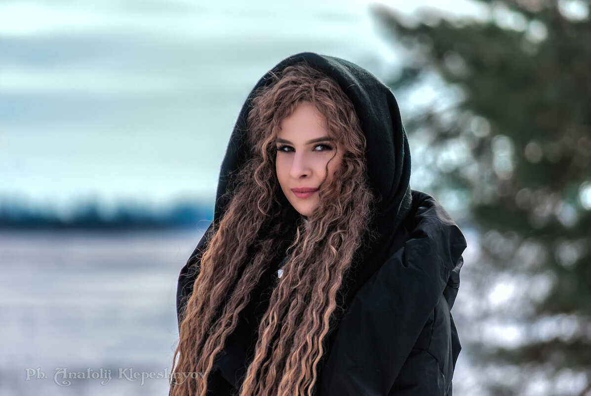 Зимний портрет девушки - Анатолий Клепешнёв
