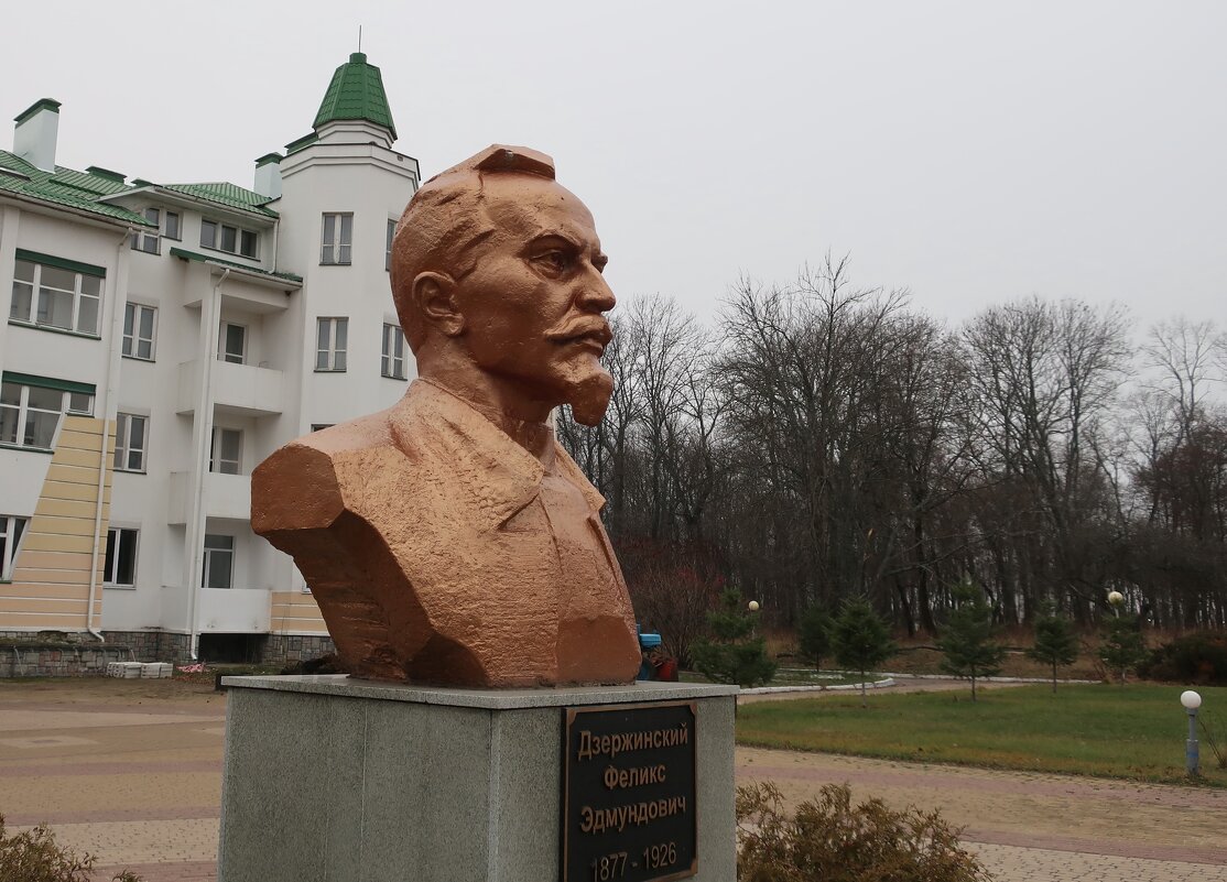 Скульптура Ф.Д. Дзержинского, имя которого носит санаторий в с. Чертовицы - Gen Vel