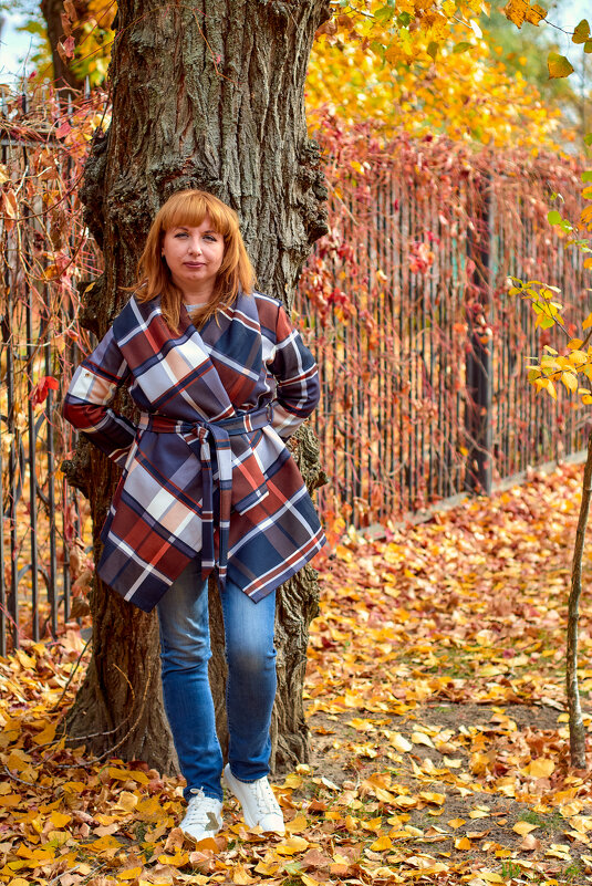 Портрет жены на фоне желтой листвы в парке. - Евгений Никонов