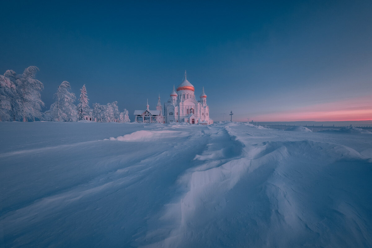Морозный рассвет у монастыря - Fuseboy 