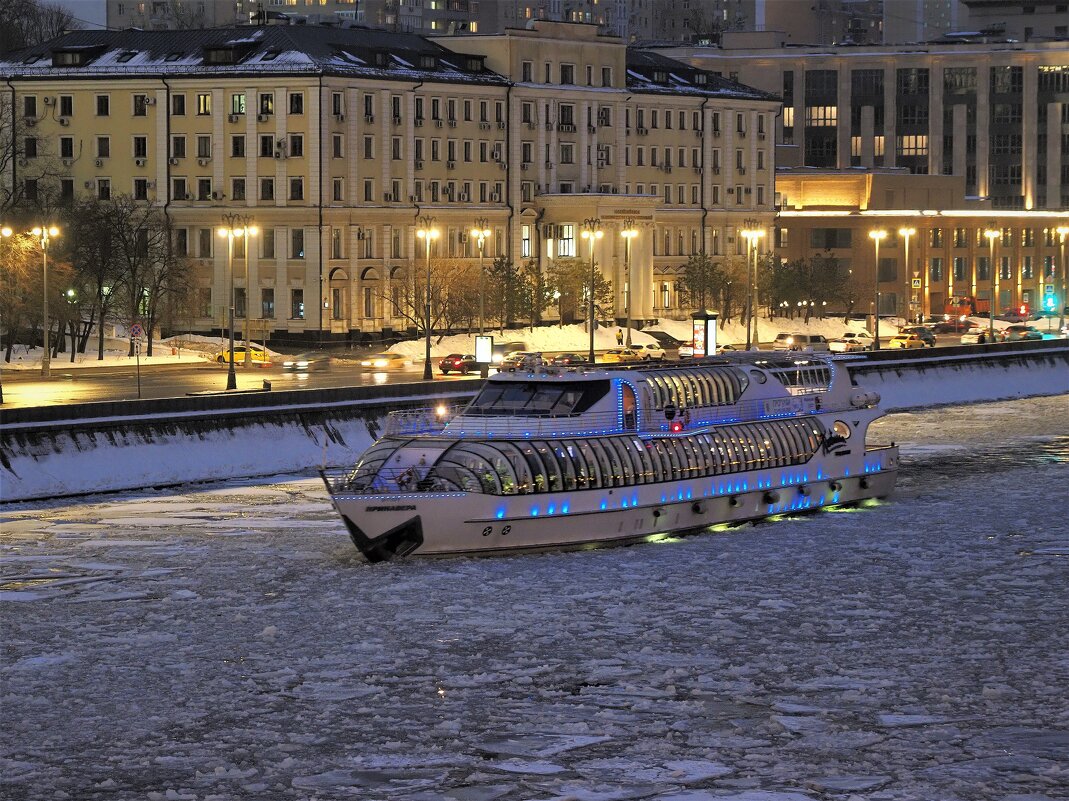 Зимой на реке Москва в одноимённом городе. - Евгений Седов