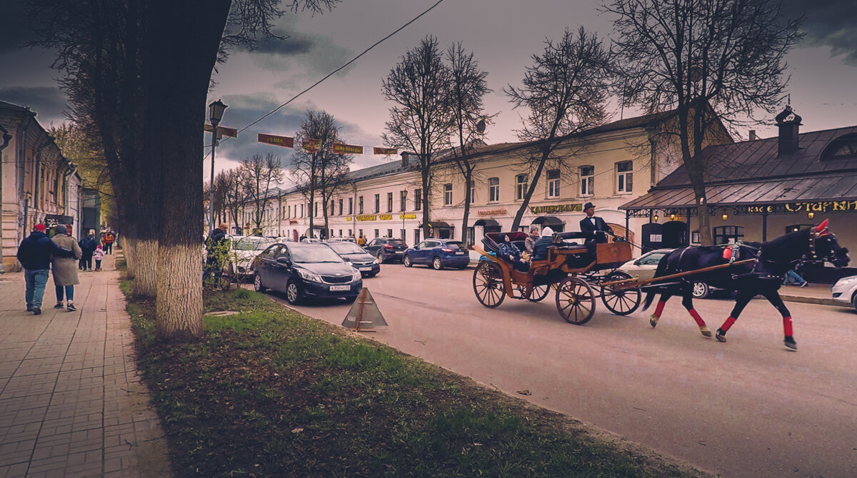 В городке. - Олег Грибенников