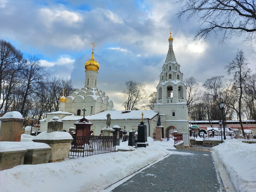 Малый храм Донского монастыря. ( фото с телефона ) - Константин Анисимов