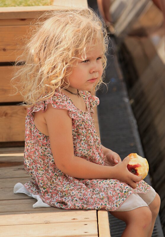 Девочка с яблоком - Владимир59 