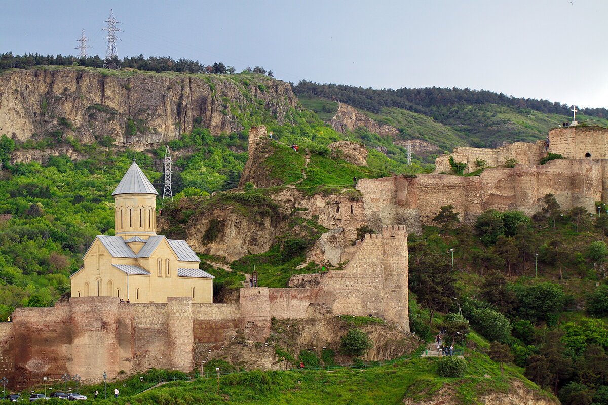 Пейзаж со старой крепостью и новым храмом - M Marikfoto