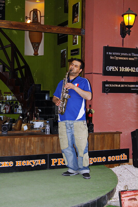 Музыкант, кафе близ блошиного рынка, Тбилиси - M Marikfoto