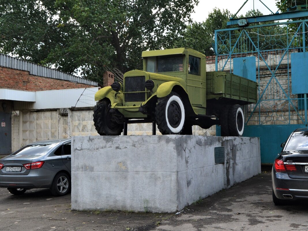 Каменск-Шахтинский. Памятник автомобилистам, героям первых пятилеток и  Великой Отечественной войны. - Пётр Чернега