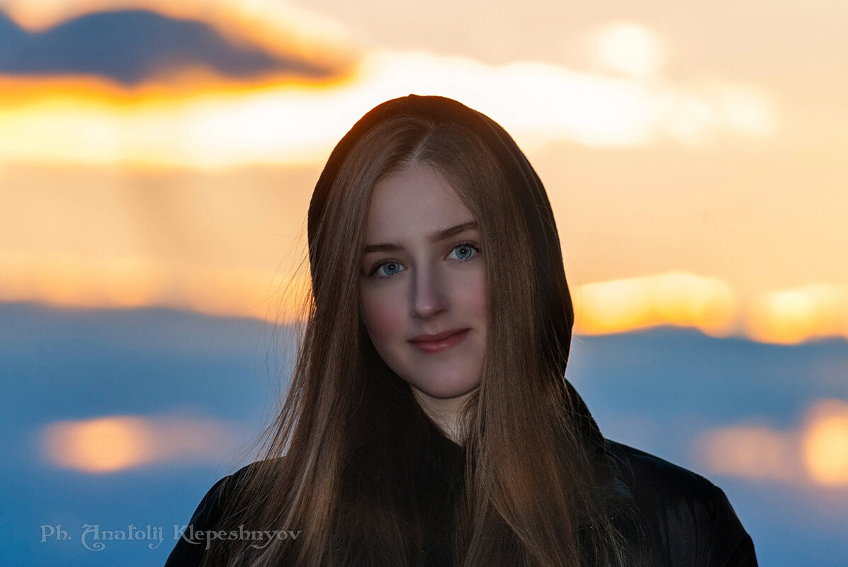 Спонтанный портрет девушки на фоне зимнего заката - Анатолий Клепешнёв
