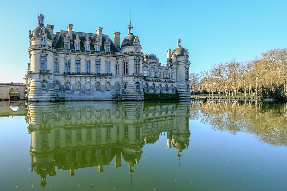 Замок Шантий (Chantilly) окружен водой - Георгий А