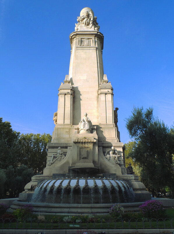 Статуя королевы Изабеллы Португальской на памятнике Мигелю де Сервантесу - Галина 