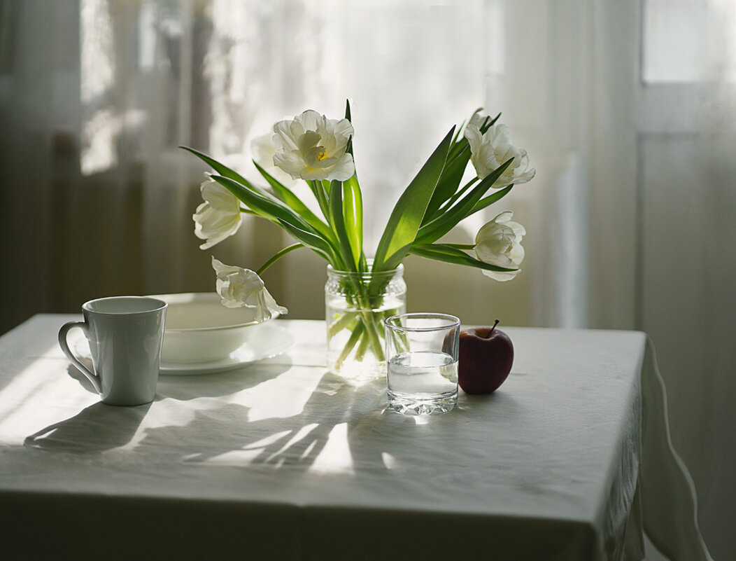 Букет тюльпанов на столе... - Liliya 