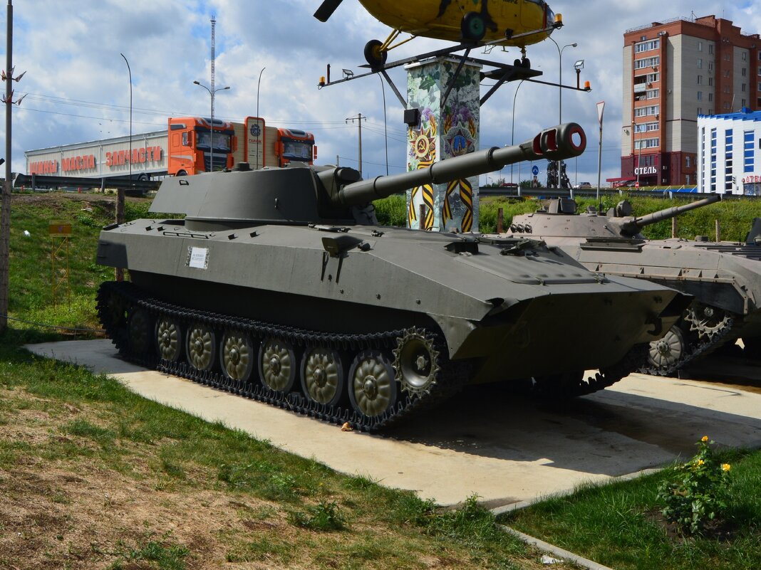 Каменск-Шахтинский. Самоходная артиллерийская установка САУ - 2С1 "Гвоздика". - Пётр Чернега