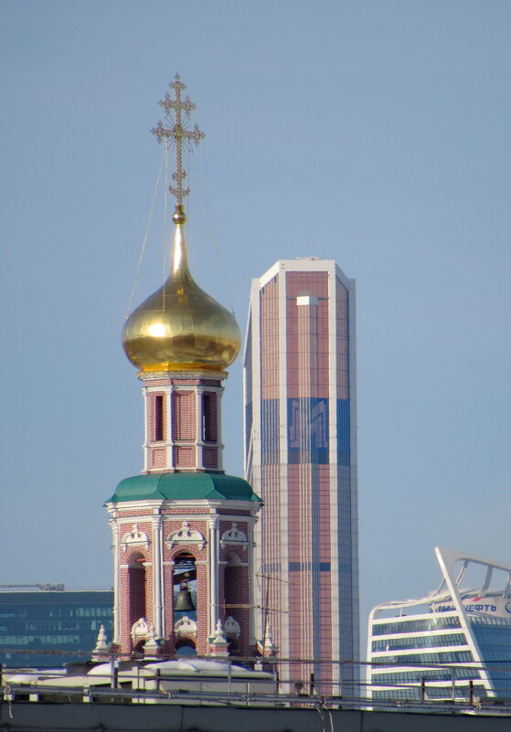 Московские архитектурные контрасты - Александр Чеботарь