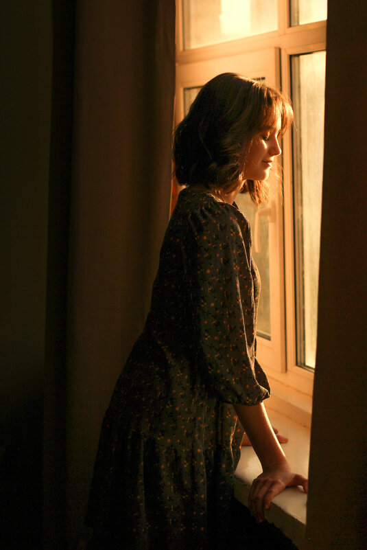 Девушка у окна в закатном свете - Наталья Преснякова