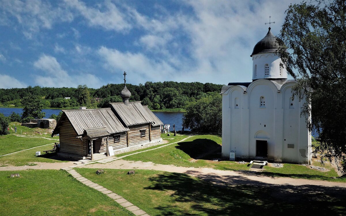 Две церкви: церковь Святого Георгия Победоносца  и св. Дмитрия Солунского - Тамара Бучарская