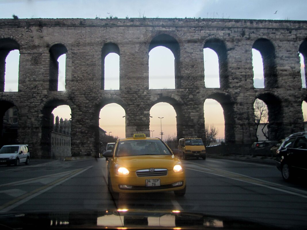 один из символов Стамбула - акведук Валента  ". - ИРЭН@ .