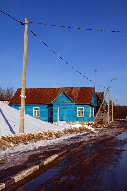 Веселый домик у серого столба - M Marikfoto