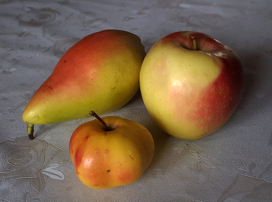 Необычное яблоко - Наталья (D.Nat@lia)