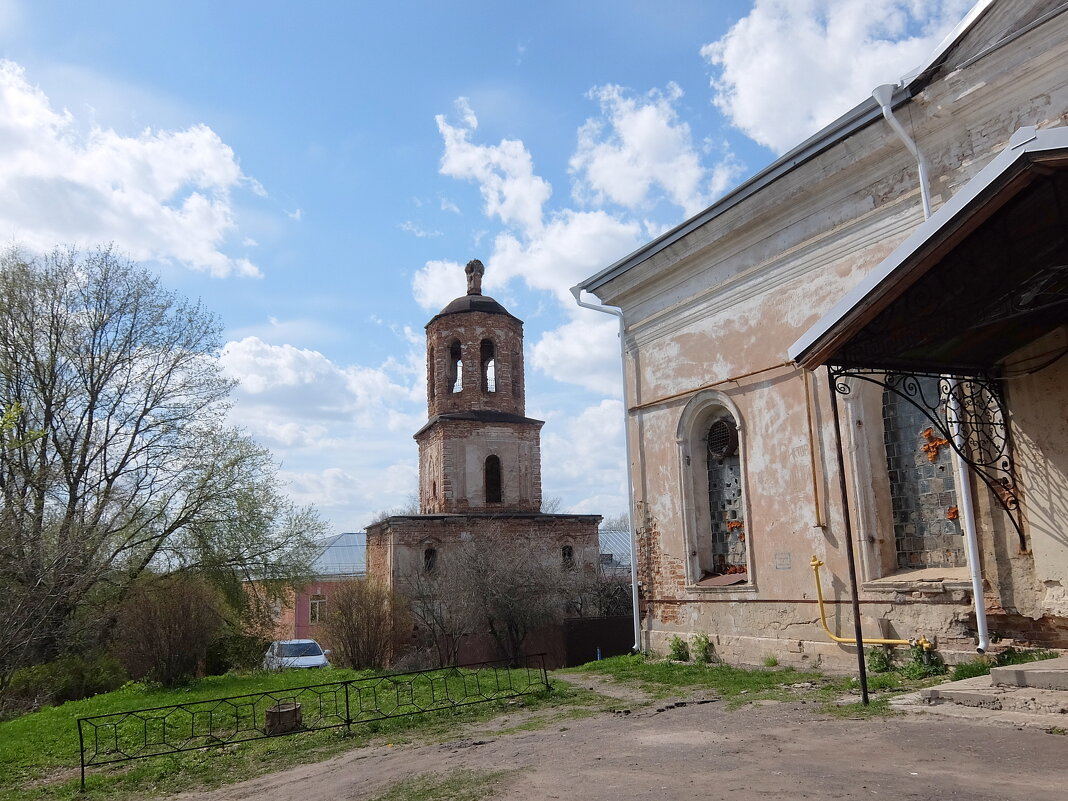 Надвратная башня-колокольня Распятского монастыря. - Люба 