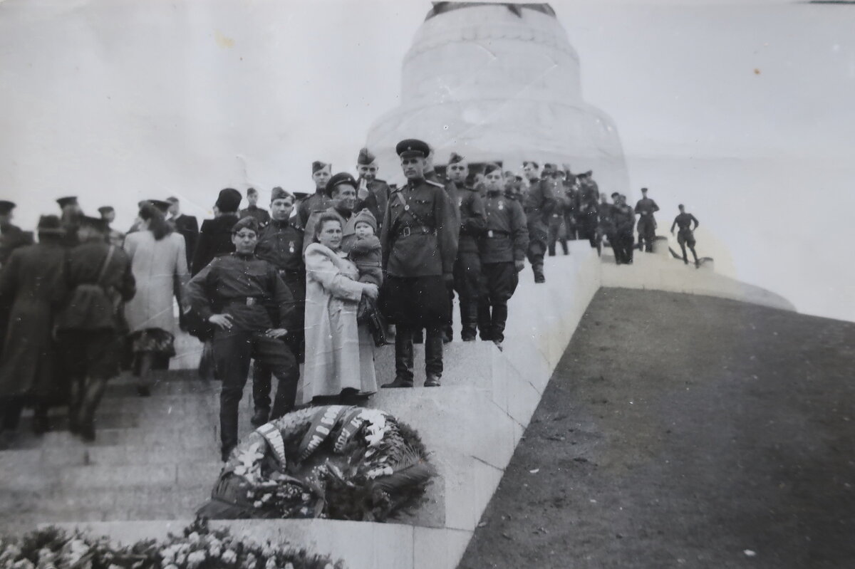 Открытие памятника Воину- освободителю 8 мая 1949 года в берлинском Трептов-парке - Gen Vel