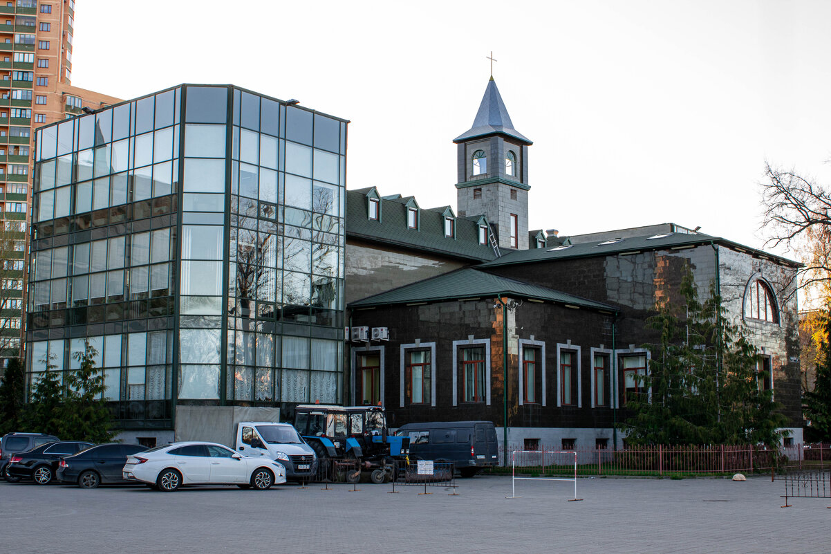 здание протестанского центра - Yurij Katkov