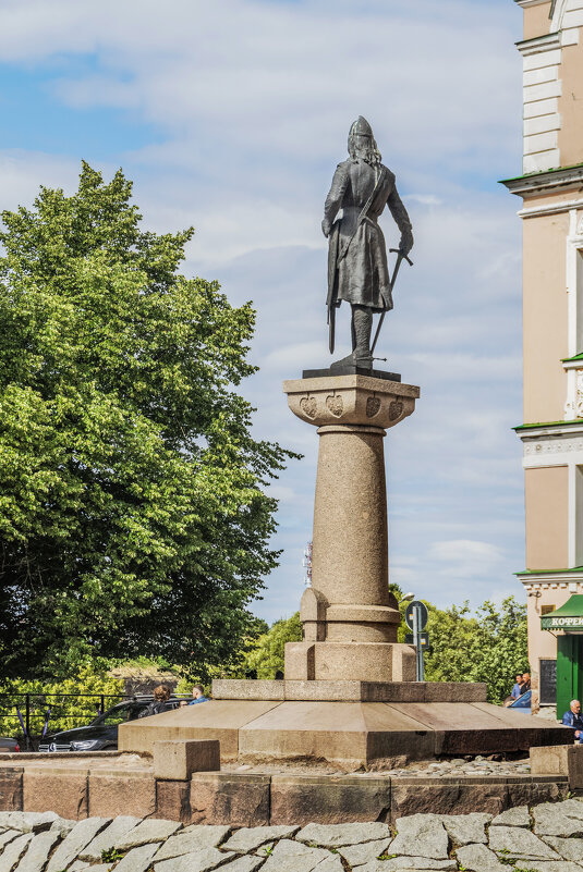 Памятник основателю Выборгского Замка Торгильсу Кнутссону - Стальбаум Юрий 