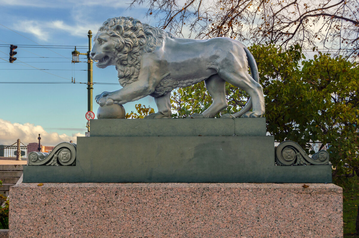 Лев в полный рост на спуске к Неве у Дворцового моста - Стальбаум Юрий 